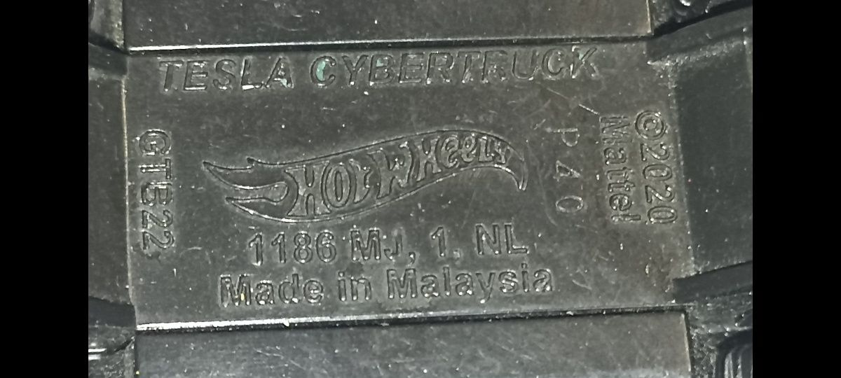 Model samochodu elektryczneg od hot wheels o Tesla cybertruck