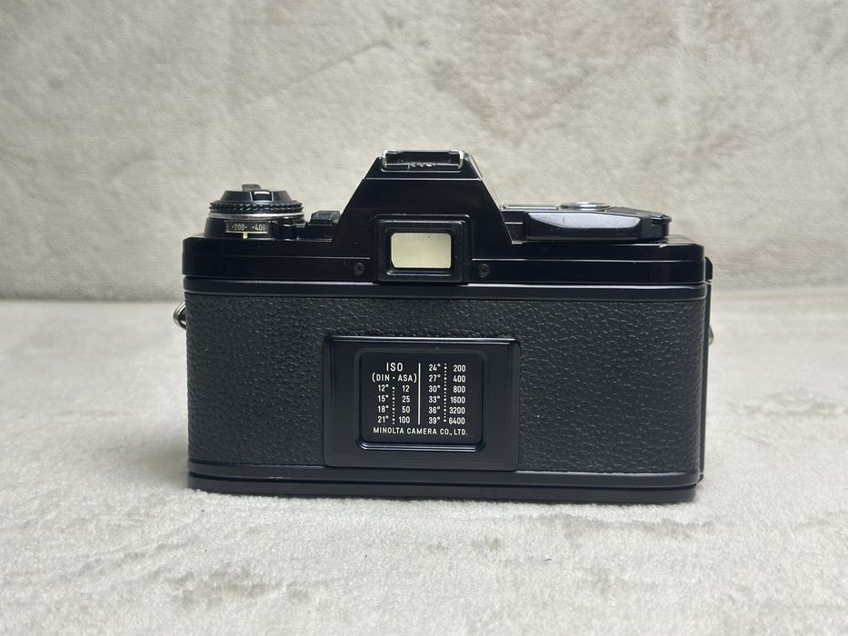 Minolta X-7A z obiektywem 50mm f2 aparat analogowy tradycyjny