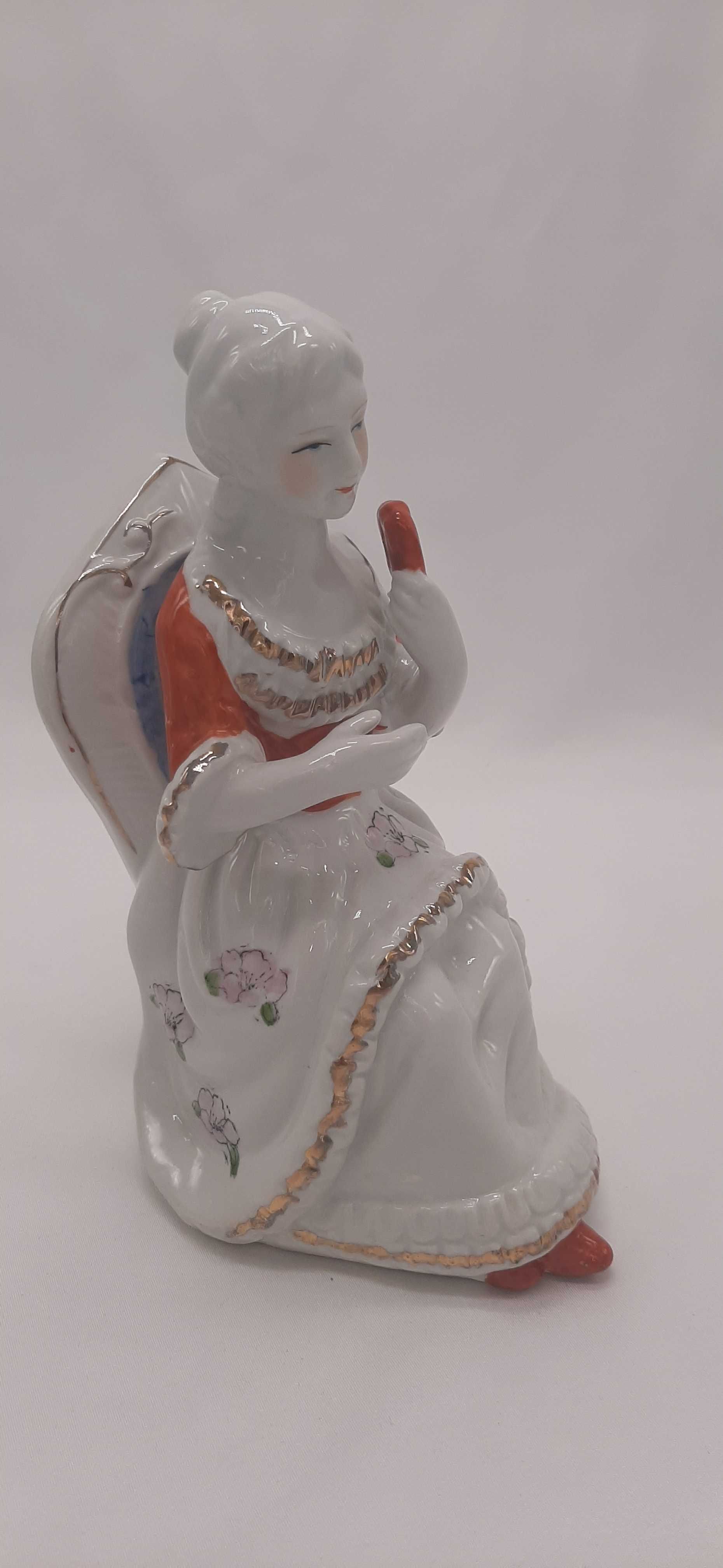 Figurka dama z wachlarzem