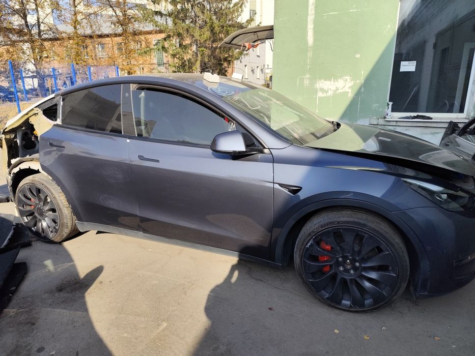 Двері в колір ідеал на Tesla model 3 Tesla model Y маю різні кольори
