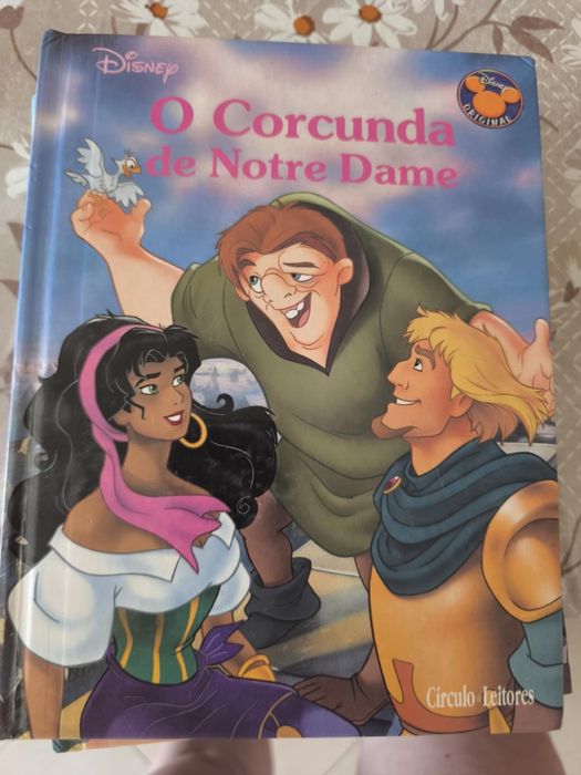 Livro de histórias com um pazele