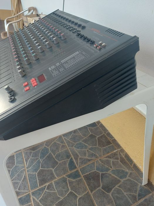 Mesa de mistura pre-amplificada e colunas