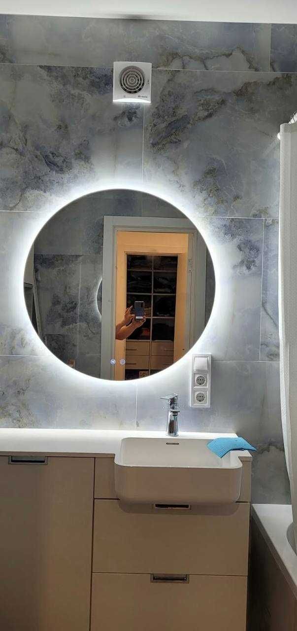 Світлодіодне дзеркало у ванну з підсвічуванням зверху та знизу