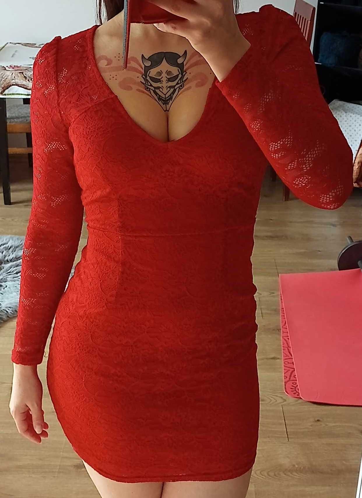 Czerwona koronkowa sukienka nad kolano
