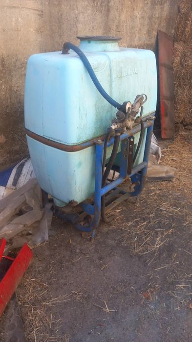 Varias alfaias agrícolas  ver as fotos