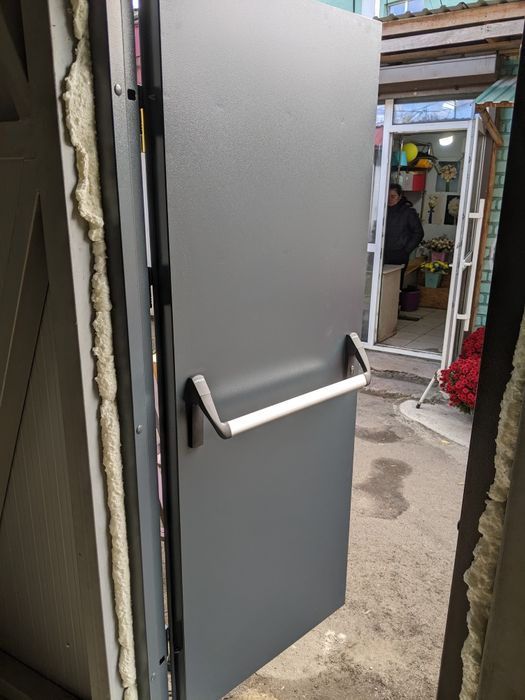 Двері вхідні/міжкімнатні. Вироби з металу.  Порошкове фарбув