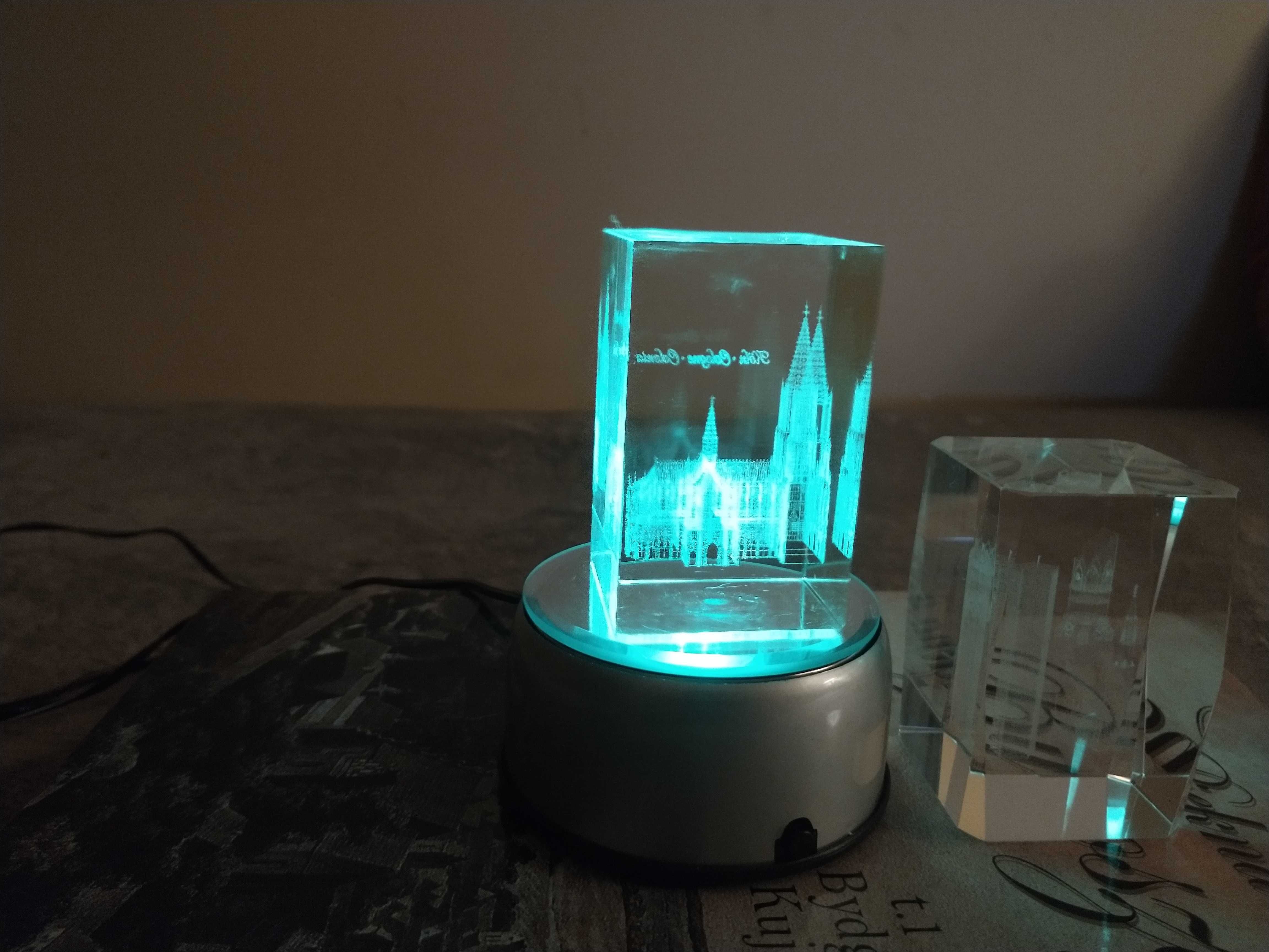 Podstawka z 4 diodami LED + 3D Laser kryształowy 2 sztuki