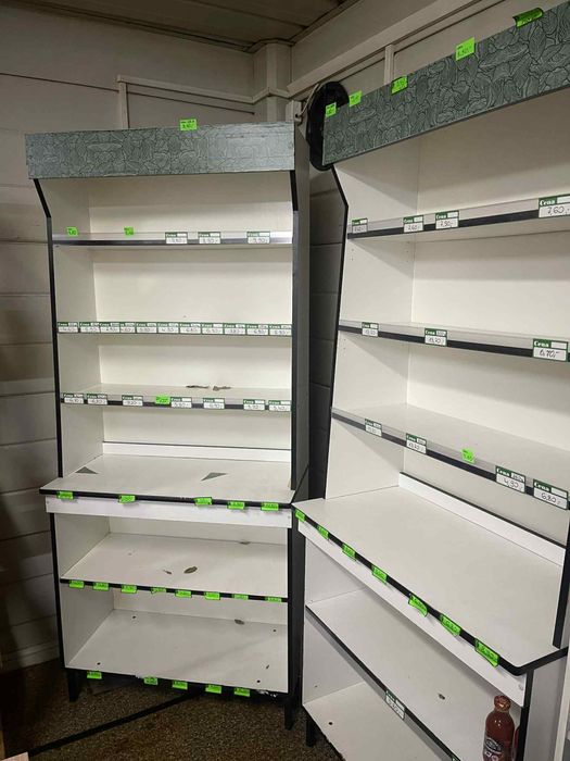 Regały sklepowe bialo czarne likwidacja sklepu