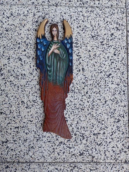 Figura drewniana anioł do powieszenia na ścianie.
