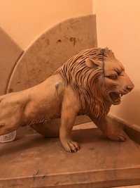 Lew lwica z marmuru posąg figura