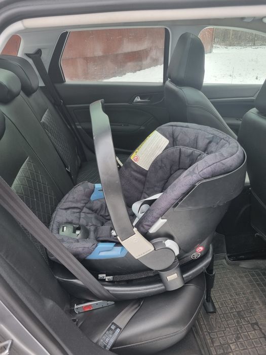 Дитяче автокрісло 0+