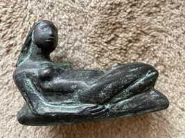 Escultura em Bronze - Gustavo Bastos - Mulher reclinada - assinada