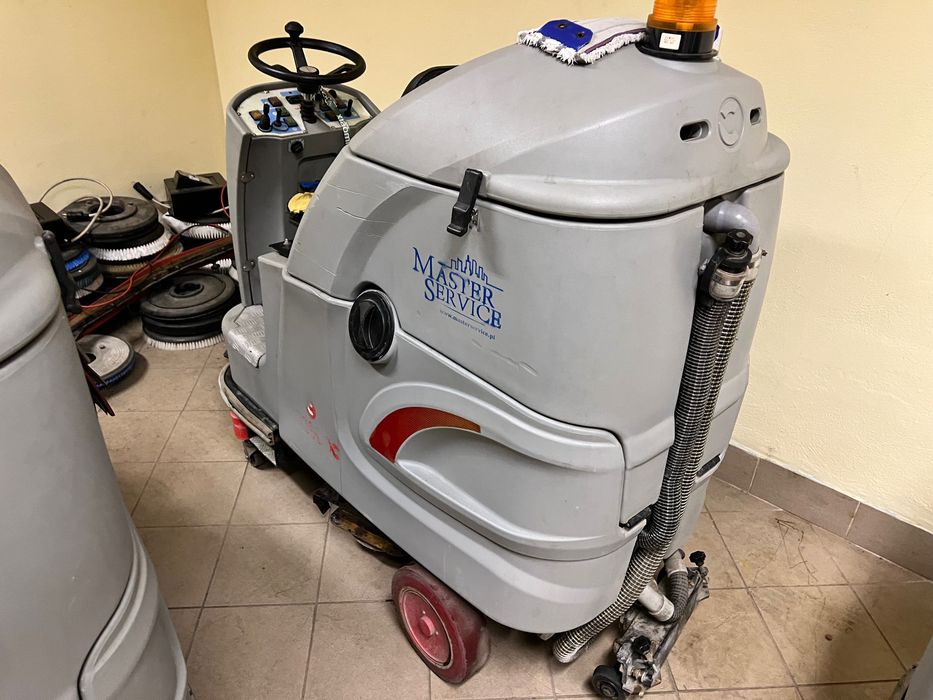 COMAC Flexy 75 szorowarka, maszyna czyszcząca samojezdna.