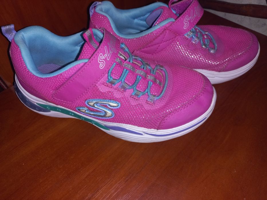 Дитячі кросівки на дівчинку зі світлодіодами Skechers