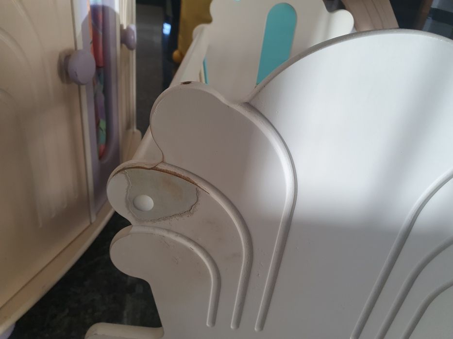 Roupeiro e caminha de madeira