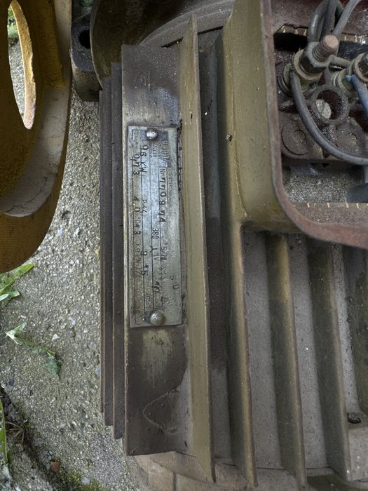 Silnik elektryczny z reduktorem i kołem pasowym (Sprawny)