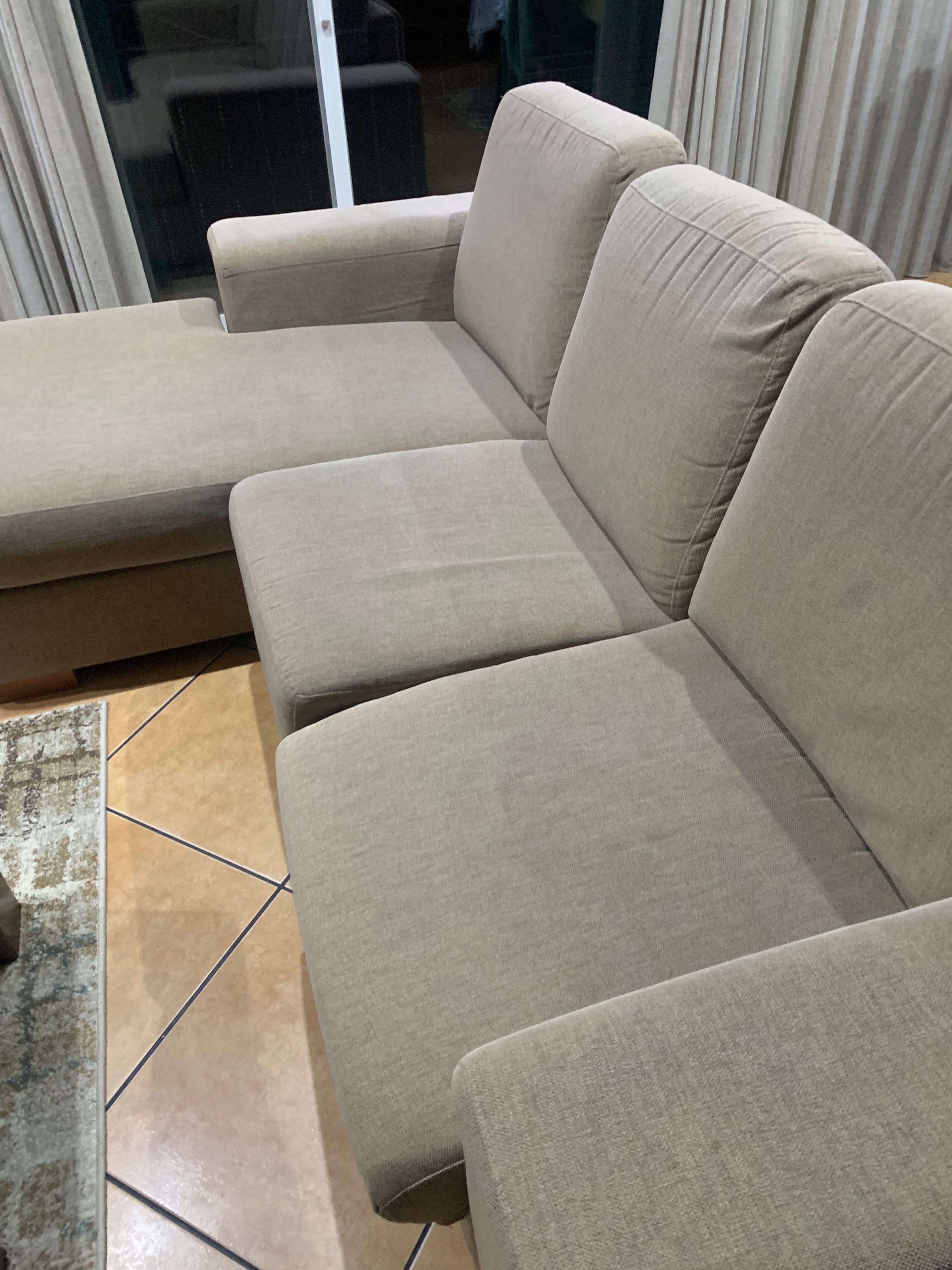 Sofá de três lugares com chaise longue como Novo.