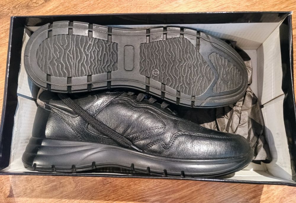 Кросівки з натуральної шкіри Manul 42 р. нові.