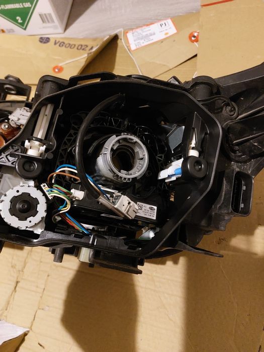 Sprzedam używaną lampę oryginalną. Uszkodzony został klosz. Jak widać.