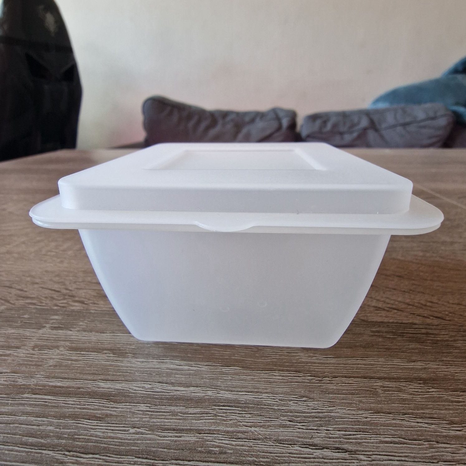 Pojemnik plastikowy kwadratowy 10,5cm Wysokość 6,5 cm
