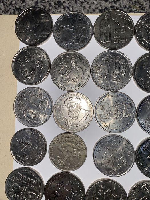 Moedas de 200 e 100 escudos