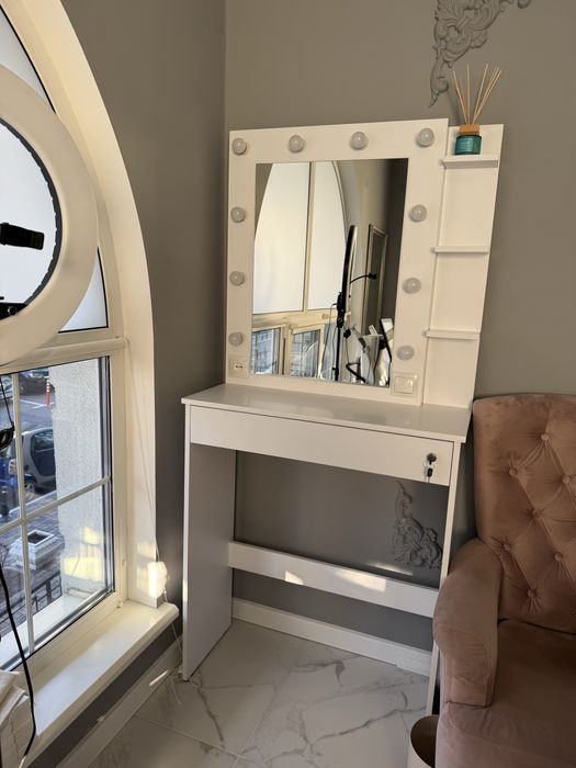 Столик для бровіста/візажиста