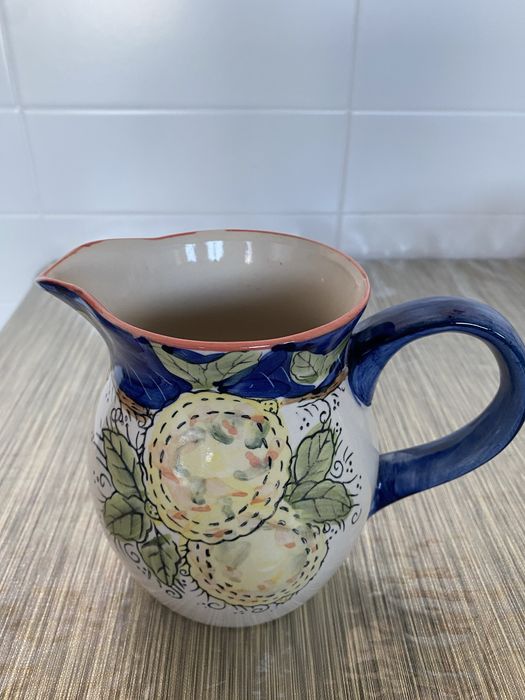 Jarro de porcelanan pintar em mâos