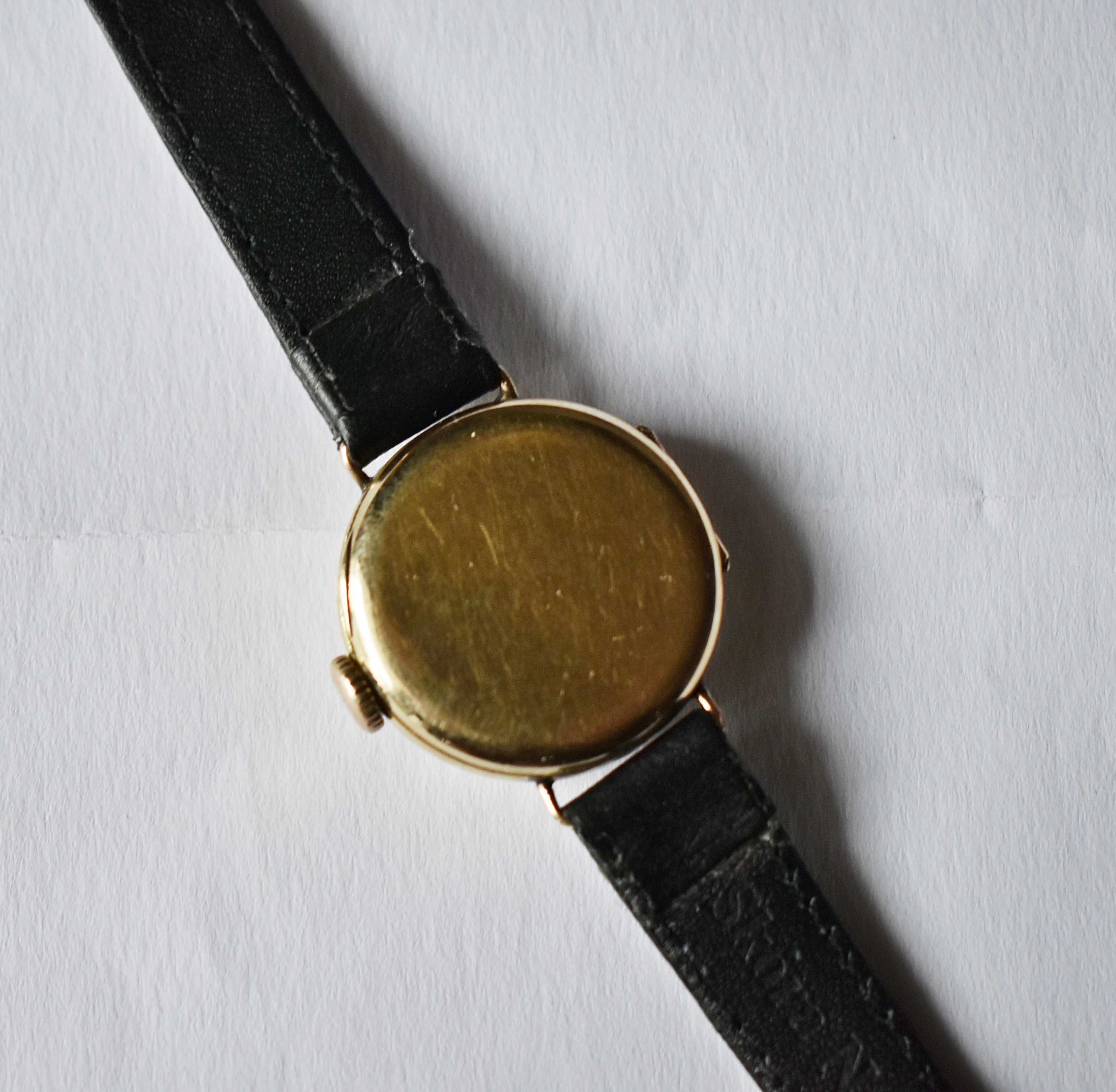 Złoty damski zegarek firmy OMEGA