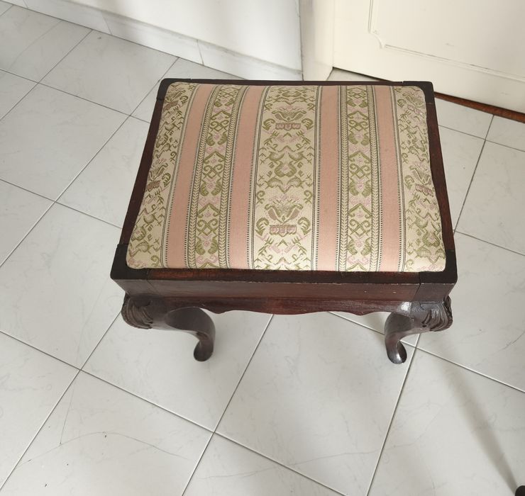 Cadeira e banco em madeira maciça