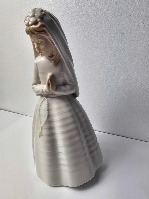 Duża Hiszpańska Figurka porcelana Nao Lladro "Pierwsza komunia" 23 cm