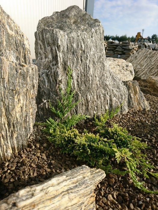 Na skalniak Szpilki gnejsowe podstawa cięta- ozdobne głazy ogrodowe