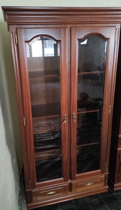 Móvel vertical vitrina em mogno