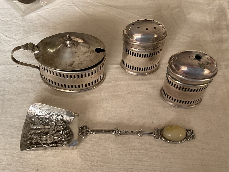 Lote de saleiro, pimenteiro e mostardeira mais oferta em casquinha