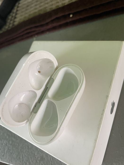 Зарядний кейс наушників Apple AirPods 4