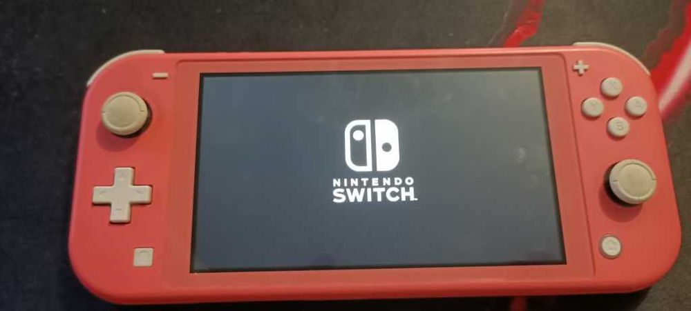 Nintendo Switch Lite + чехол + игры