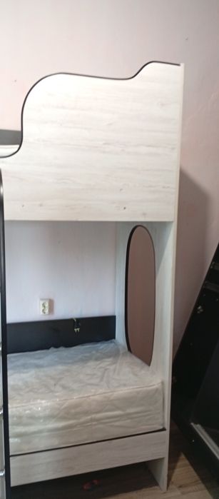 Продам двоярусне дитяче ліжко з письмовим столом. Можна окремо