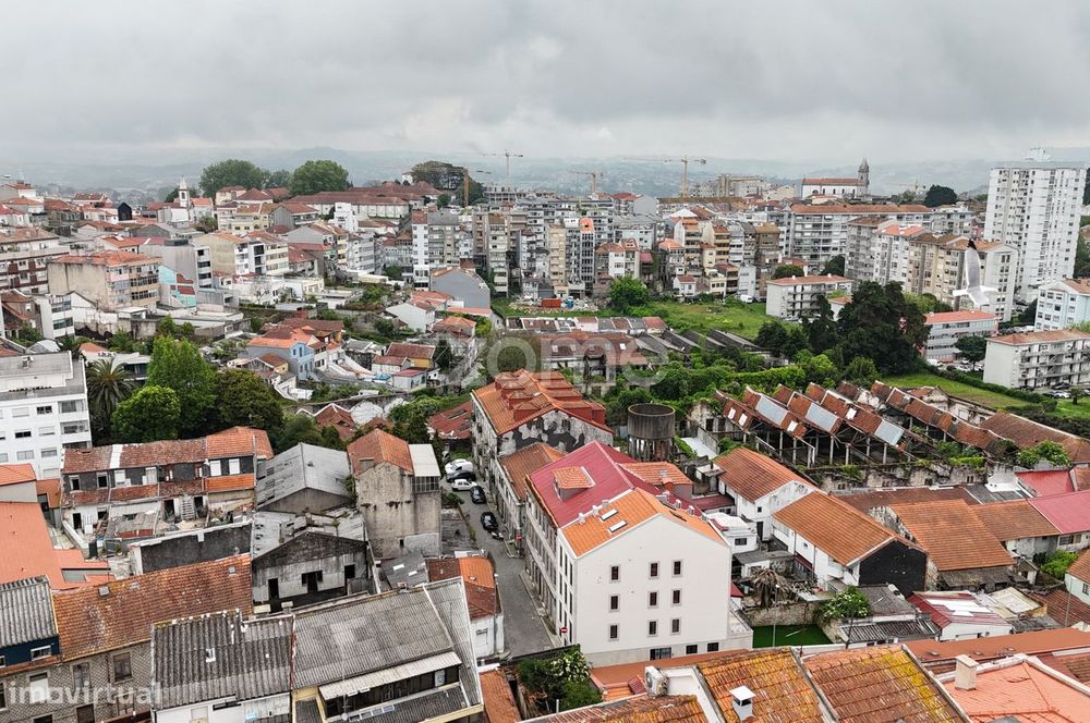 Loja no R/Ch Logradouro e Cave, na Rua Santos Pousada – Porto.