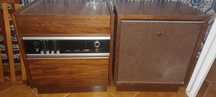 Hitachi - Móvel com gira-disco e radio com uma coluna