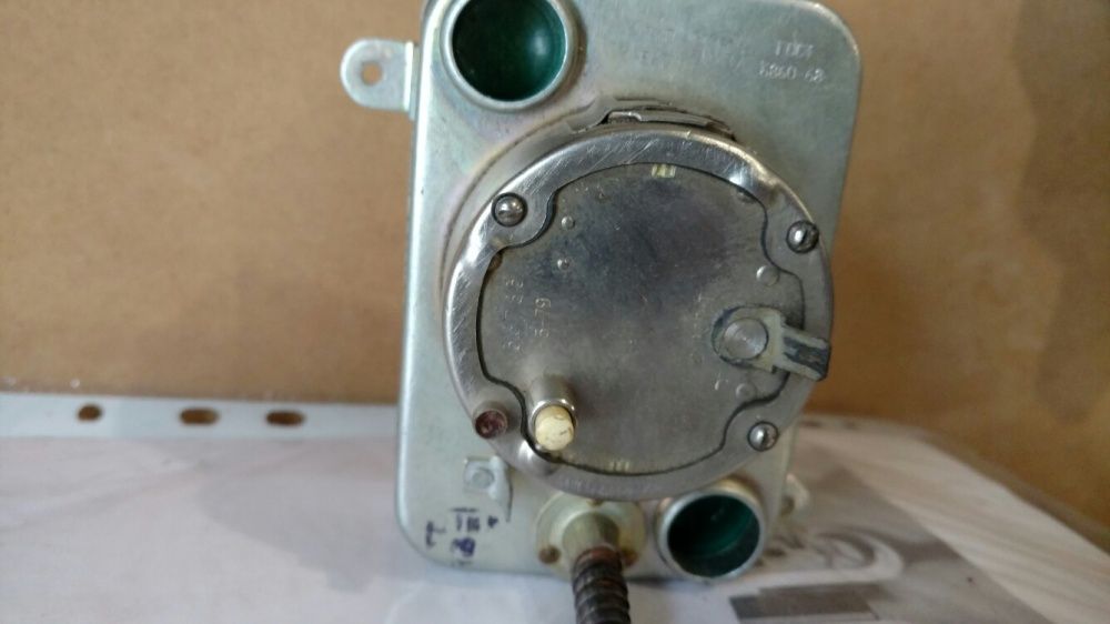 Годинник  автомобільний,люмінесцентні  стрілки.