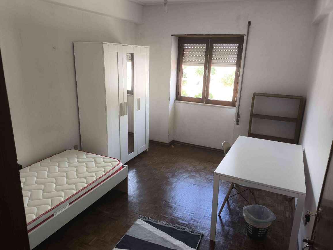 Arrenda-se quarto a estudante m/f,perto do polo 1 e ESEC/Alma Shopping