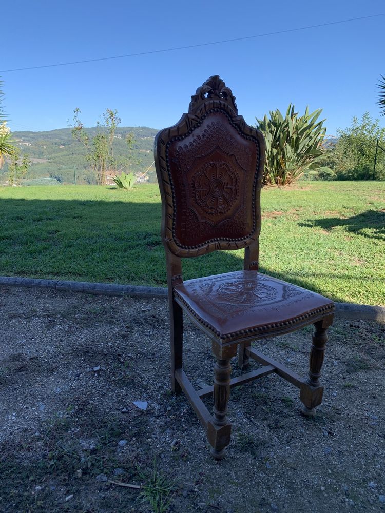 Mesa de madeira com cadeiras