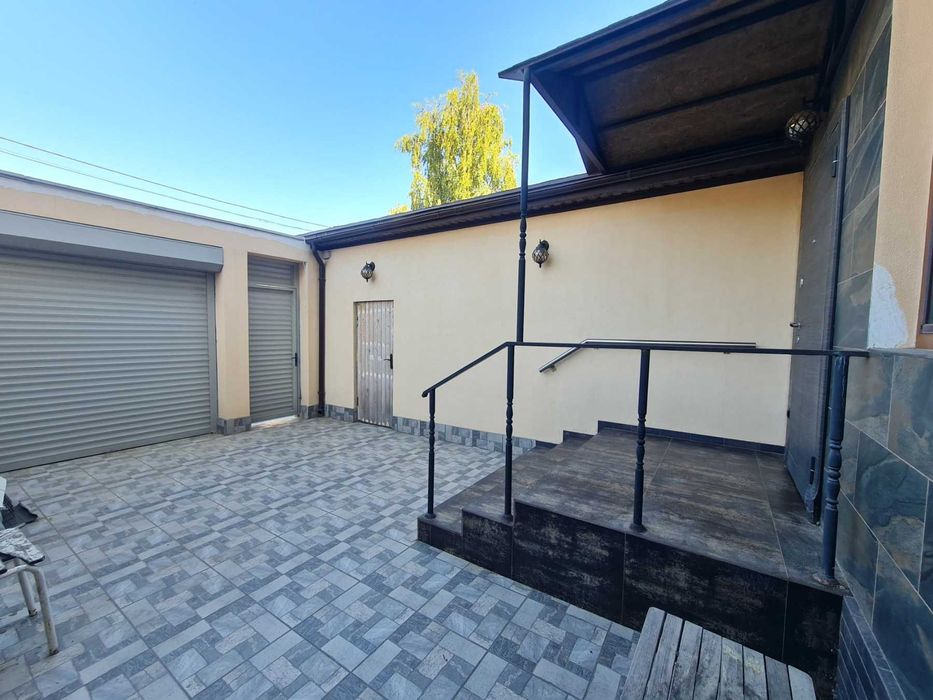 Хозяйский частный дом с гаражом на Таирова Левитана Королева