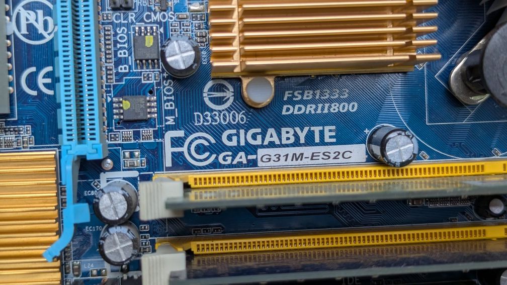 Материнская плата Gigabyte GA G31M - ES2C ddr 11800 + блок питания и с