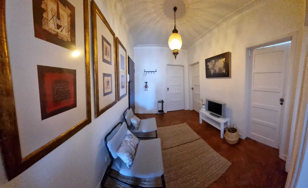 Aluga-se quarto individual, amplo, tipo estúdio, em Benfica/Lisboa