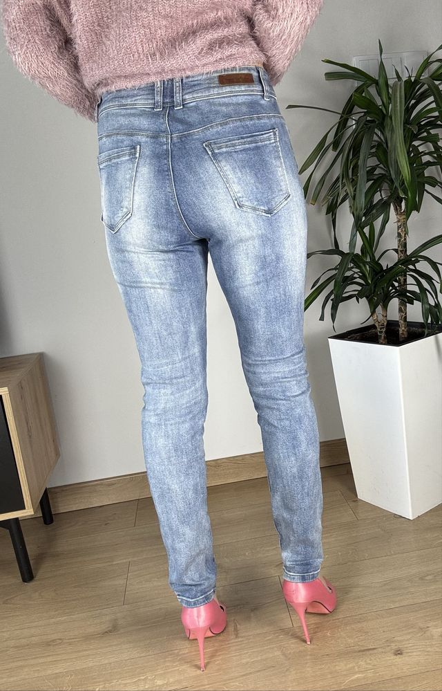 Reserved high-waisted niebieskie dżinsy z dziurami na wiosnę lato boho