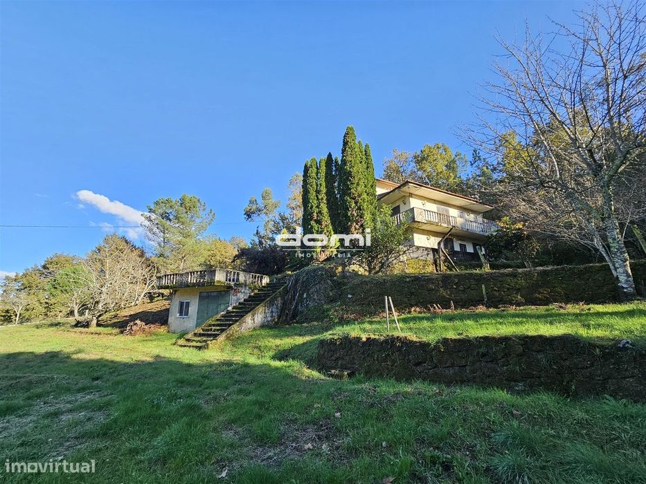 Quinta com Moradia e Terreno murado de 4.740m², junto às Termas de São