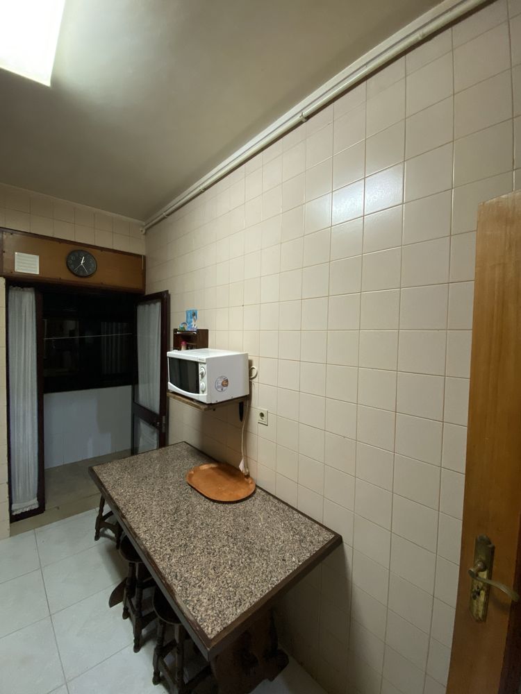 mesa com bancos e movel entrada