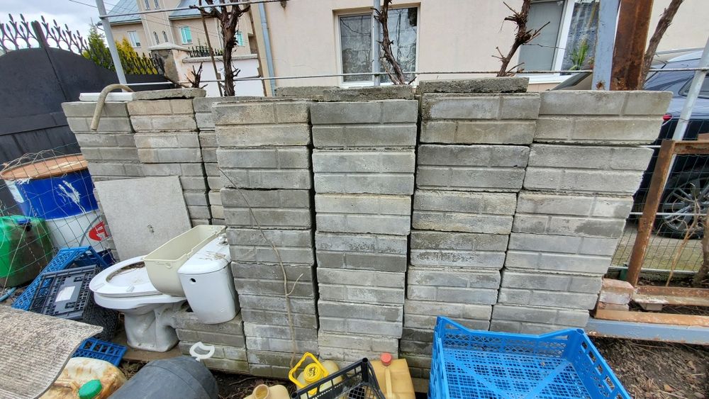 Стовбчики бетонні порожнисті  для паркану