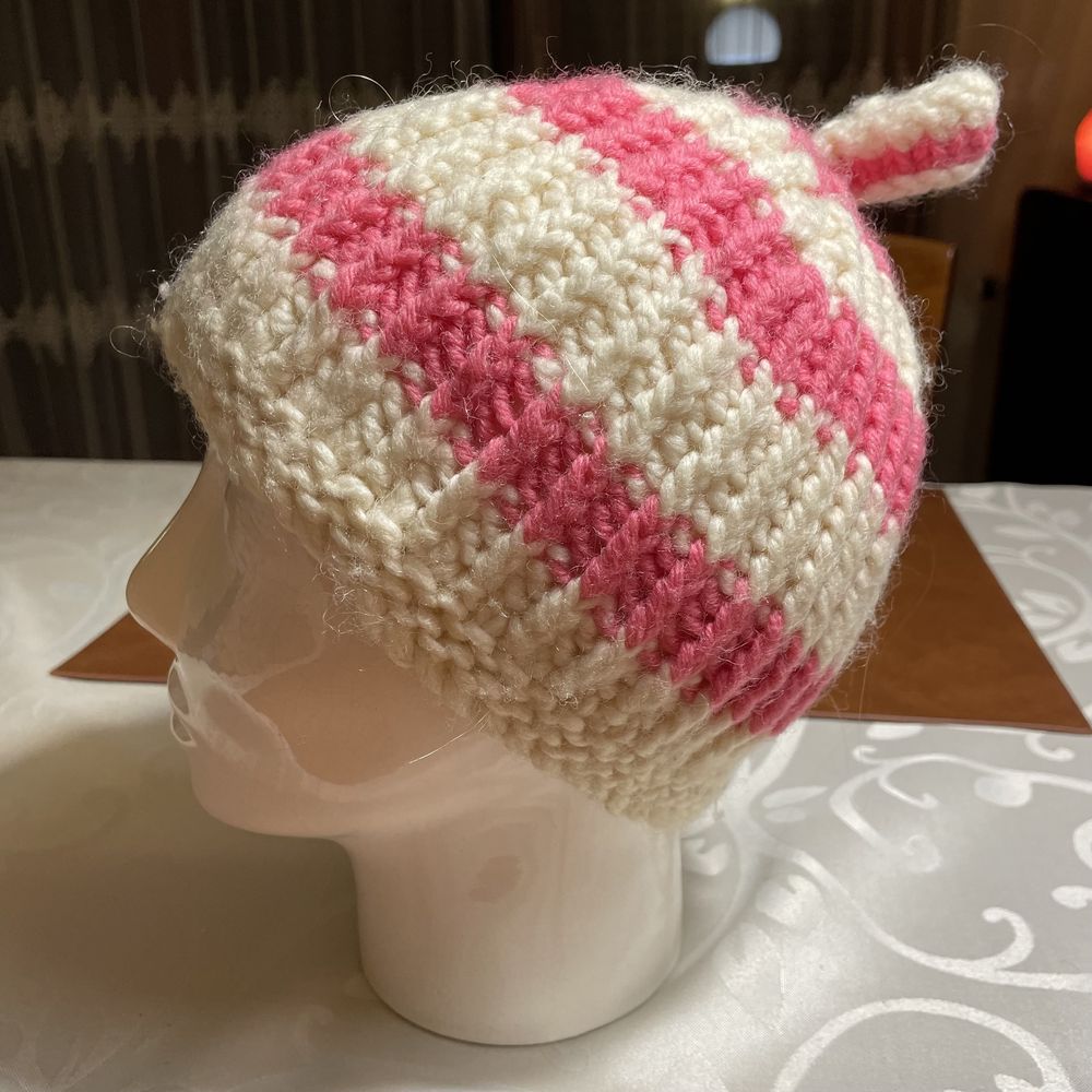 Biało-różowa czapka z wełny