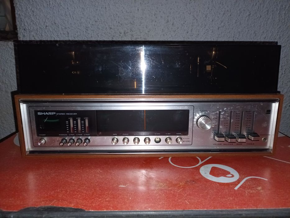 Gira discos Sharp com rádio e amplificador